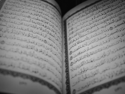 El Corán establece que la guerra solo puede ser un último recurso en defensa propia, mientras que el asesinato de inocentes es un crimen imperdonable ante Dios