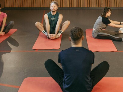 Aula de yoga. Depois que reconhecemos que precisamos cuidar da nossa saúde mental, o próximo passo é encontrar o que funciona para a gente. Não existe uma solução única; cada um precisa descobrir o que faz bem