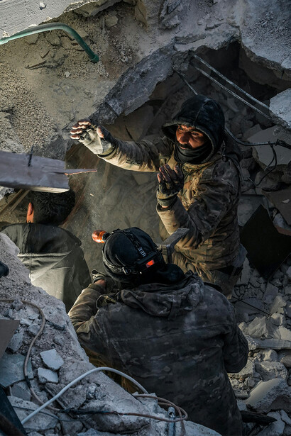 Busca em escombros. A única certeza que temos sobre a guerra é que sabemos quando começa, mas não quando acaba