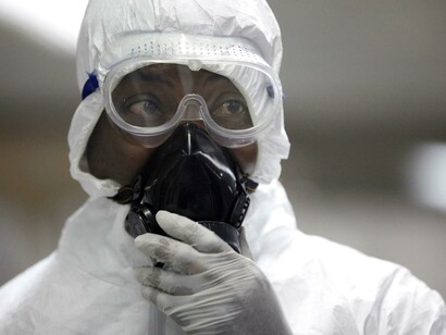 Un médico con un traje de aislamiento en Nigeria