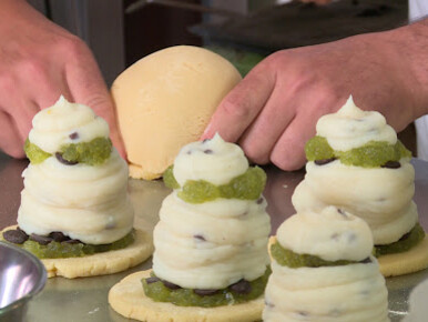 Un momento della preparazione delle minni di virgini, la forma è molto simile anche alla mammella di una donna 