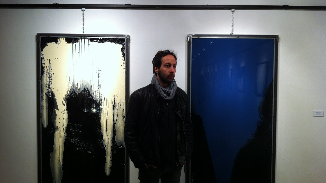 Stefano Frascarelli davanti a due lavori "senza titolo" cm 150x80 ciascuno, smalto su plexiglass