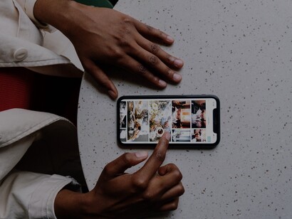 Pessoa olha feed de imagens de redes sociais