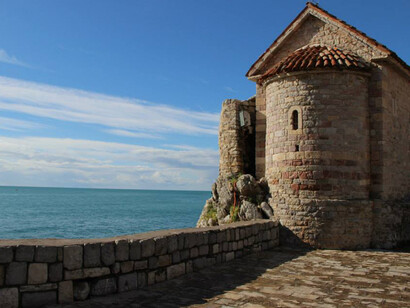 Budva, Montenegro. Murallas junto al mar. Foto: Luis García