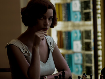 The actress Anya Taylor-Joy interpreting the protagonist in the series “The Queen’s Gambit”