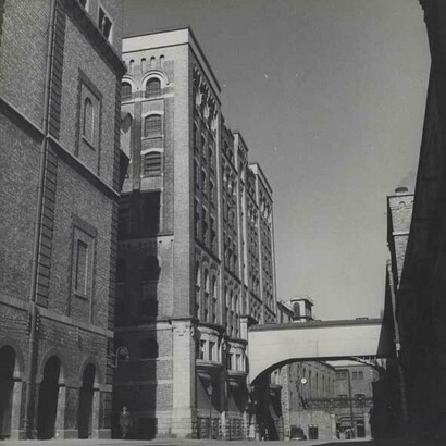 Vista externa do Market Street Storehouse vista do sudeste, St James's Gate Brewery, em Dublin, Irlanda, 1948