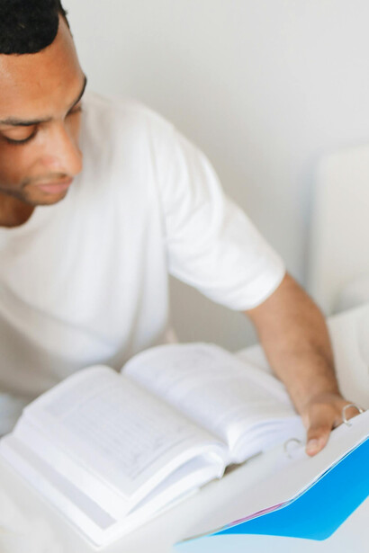 A sociedade muitas vezes valoriza a aparência sobre a autenticidade, levando a uma massificação e despersonalização crescente dos indivíduos