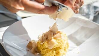 Il tartufo bianco d'Alba e il tartufo nero di Norcia sono considerati tra i più pregiati al mondo, continuando a rappresentare un simbolo di lusso nella gastronomia internazionale