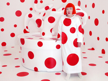 Yayoi Kusama frente a su pieza «Con todo mi amor por los tulipanes, rezo por siempre»