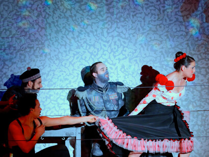 Wolfgang Stefan Schwaiger (Mary), Miroslav Stricevic (Conde Spannheim), Katerina Giannakopoulou (Andaluza), Alexeider Abad Gonzalez (de rodillas)