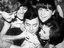 Palito Ortega abrazado por eufóricas fanáticas, 1964, Argentina