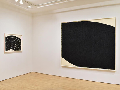 Richard Serra, Five decades of printmaking, exhibition view. Courtesy of Gemini G.E.L. at Joni Moisant Weyl 