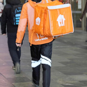 Zwischen pick up und drop off, video-still. Mit freundlicher genehmigung des Musa Museums