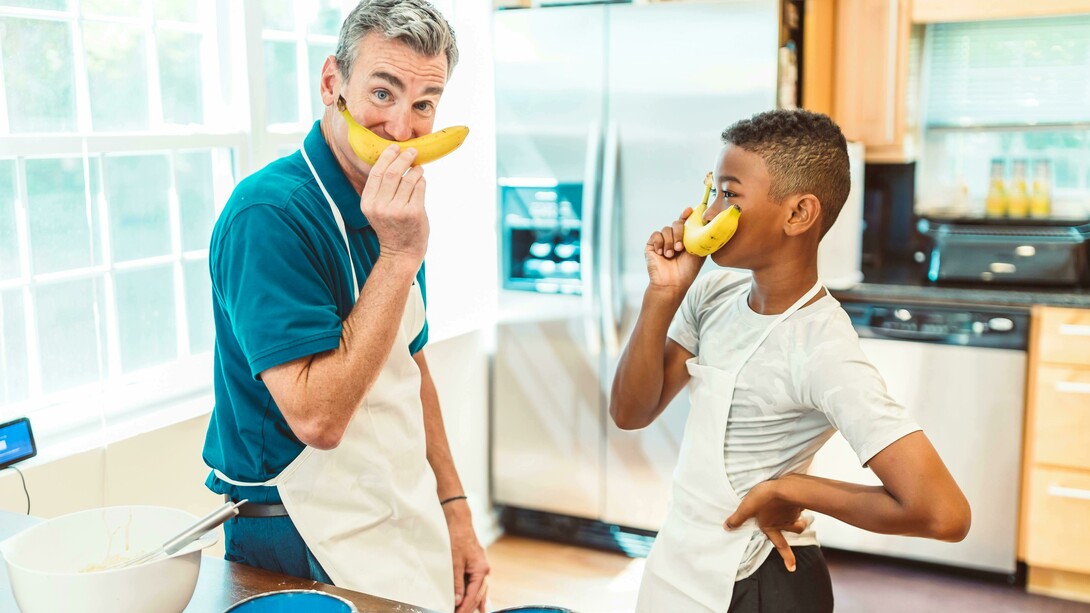 Pai e filho se divertem cozinhando. A construção de um vínculo emocional entre uma criança e um adulto que entra em sua vida já em curso pode ser um processo complexo. Não existe fórmula mágica, nem atalhos. Há quem se afeiçoe logo de cara, como se aquele encontro tivesse sido combinado pelas estrelas. Mas também há casos em que a relação leva tempo para amadurecer, exige paciência, respeito mútuo e, sobretudo, disposição para se adaptar ao novo