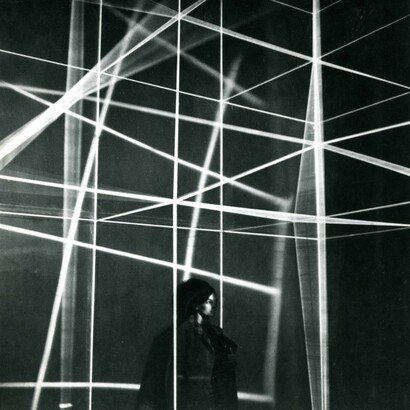 Spazio elastico (dettaglio), 1967, Elastici fluorescenti, motori elettrici, lampada di Wood 400x400x400 cm, Neue Gallerie am Landesmuseum Johanneum, Graz, 1967, Archivio Gianni Colombo, Milano