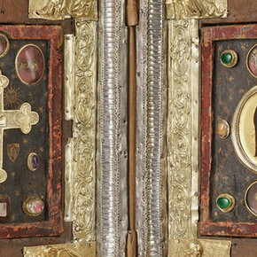 Reliquiendiptychon, zweite Öffnung, Frankreich, 14. Jh., mit späteren Veränderungen, Reliefs: Silber, getrieben und vergoldet; Einband: Samt, Seiden- und Metallstickereien; verschiedene Holzarten, Malerei, Klosterarbeit, Bergkristall, Glas, Hinterglasmalerei, Schmucksteine, Museum Schnütgen, Foto: RBA/P.Schwarz