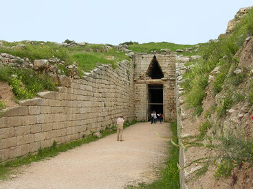 La entrada de la Tumba de Clitemnestra, en las afueras de la ciudadela de Micenas, es un ejemplo del tipo arquitectónico conocido como «tholos». Micenas, Grecia 