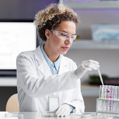 Cientista trabalhando em pesquisa

É vital investir em pesquisa contínua para entender melhor os efeitos dos microplásticos na saúde humana