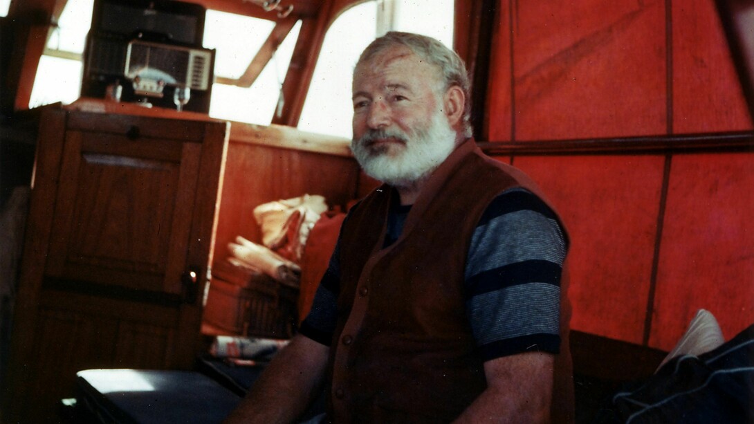 Hemingway volcó su experiencia bélica y periodística en sus obras, exponiendo la barbarie de la guerra