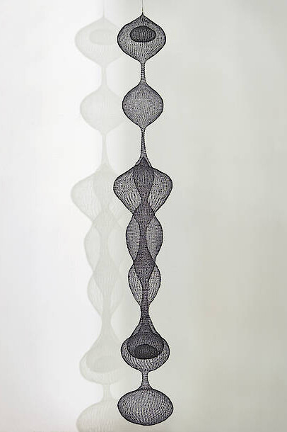 Ruth Asawa Untitled (S. 272) c. 1955. Copper and iron wire, 108 x 15 x 15 inches. Private Collection. © Estate of Ruth Asawa. Photo by Laurence Cuneo.