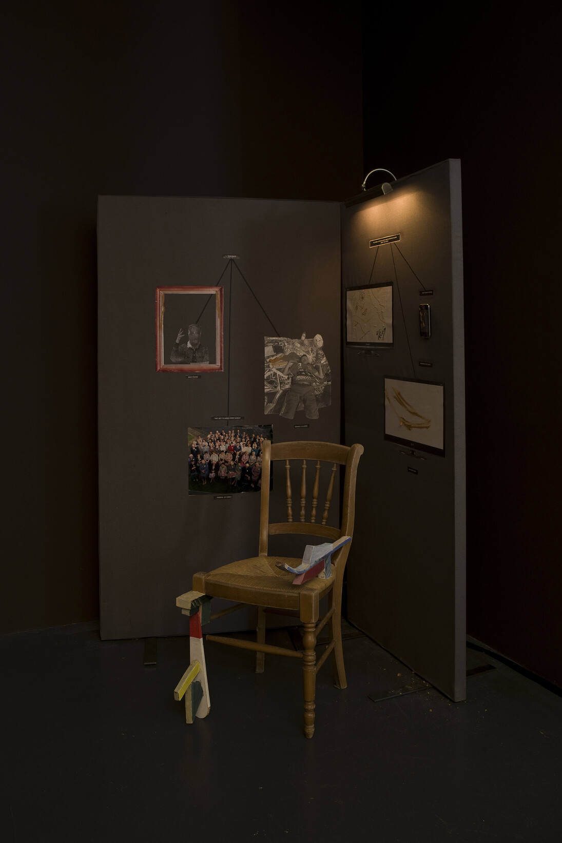 Laure Prouvost, Information panel de la famille, 2014, Bois, tissu, colle, crochets, papier, chaise, Dimensions variables (Hauteur : 181,5 cm), Courtesy Galerie Nathalie Obadia, Paris/Bruxelles  