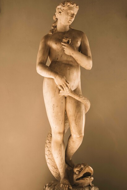 Statua femminile in marmo bianco, a Stresa, in Piemonte