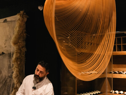 A pesar de la oposición de sus padres, Issam decidió seguir su vocación culinaria, iniciando un camino que lo llevaría por diversos países