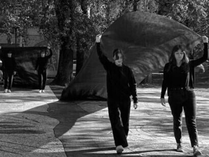 Rito funebre, Opera in nero al Parco della Pace a Ravenna, Italia (foto di Sara Maioli)