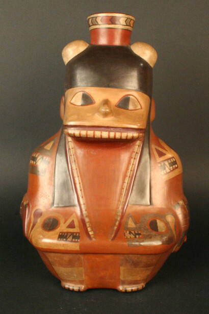 Botella antropomorfa: sacrificador

Materiales: Cerámica

Medio 700- 1100 d.C.

Medidas: 338 mm de alto