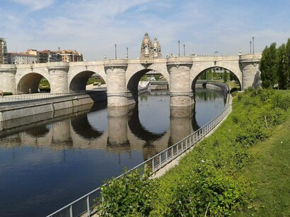 Madrid. El puente de Toledo reflejado en el Manzanares