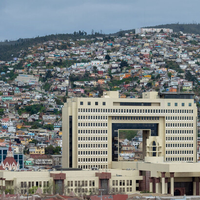 En estas elecciones se renovará por completo la Cámara de Diputados, y se elegirán 23 senadores correspondientes a las circunscripciones I, II, IV, VI, IX, XI y XIV. Edificio del Congreso Nacional, Valparaíso