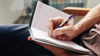 Un hombre se dispone a escribir en su diario