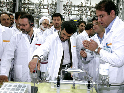 El ex presidente de Irán, Mahmud Ahmadineyad, con un grupo de científicos iraníes en una de las plantas nucleares del país