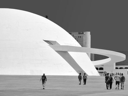 Os desafios do paradigma político de Esquerda e Direita em um mundo cada vez mais dinâmico e interconectado. O Museu Nacional da República em Brasília foi inaugurado em 2006 e projetado por Oscar Niemeyer, destacando-se como um dos símbolos da arquitetura modernista na capital brasileira



