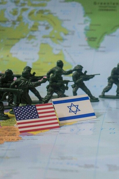 Entre mapas e exércitos em miniatura, a guerra é encenada como estratégia, mas, por trás da abstração geopolítica, opera-se a lógica da decapitação: eliminar indivíduos para reconfigurar conflitos, transformando a política em cálculo de eficácia e o mundo em tabuleiro