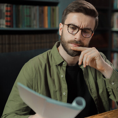 Autor relê a obra Crime e castigo de Fiodor Dostoievski