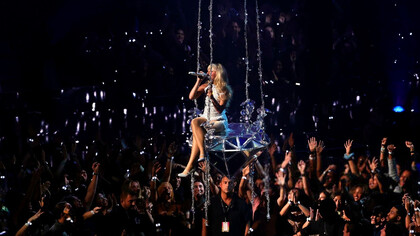 With every note she sings, Sabrina transforms the stage into a canvas, showcasing her unique style and the maturity reflected in her powerful new music