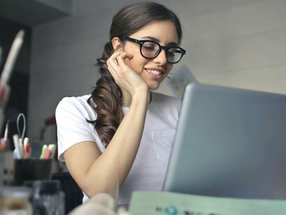 Mulher trabalha em sua empresa. A vida muitas vezes não é um caminho linear; ela é uma soma de processos, esforços e escolhas que fazemos todos os dias e, naquele momento da minha vida, eu pude escolher que “forçadamente”, mas com muita fé e determinação, eu tinha queimado o meu barco para que a única escolha que eu tivesse fosse literalmente abrir a minha empresa e prosperar, mesmo sem saber o que estaria por vir na próxima temporada da minha vida. E você, já queimou o seu barco alguma vez na vida?