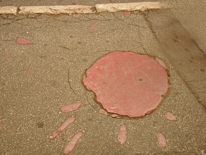 Rosa de Sarajevo. Os bósnios fazem questão de não esquecerem o que viveram e, em alguns pontos da cidade, eu me senti congelada diante das “rosas de Sarajevo”, as marcas mais poéticas e dolorosas deixadas pela guerra. Elas sinalizam os lugares onde bombas caíram durante o cerco de Sarajevo, matando civis em mercados, nas ruas, nas portas de suas casas



