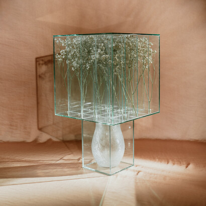 El enfoque experimental de Körei se manifiesta no solo en la elección de los temas y su disposición, sino también en la selección de materiales y técnicas