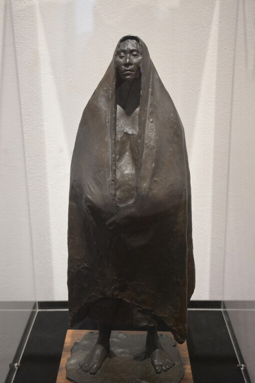 Francisco Zúñiga, Mujer de pie con rebozo (1971). Bronce. Fotos: AKEZ