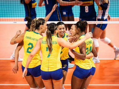 Seleção feminina de vôlei brasileiro em quadra. Enre as novas convocadas, parece que não tiveram tempo suficiente para desenvolver o entrosamento necessário em um time esportivo