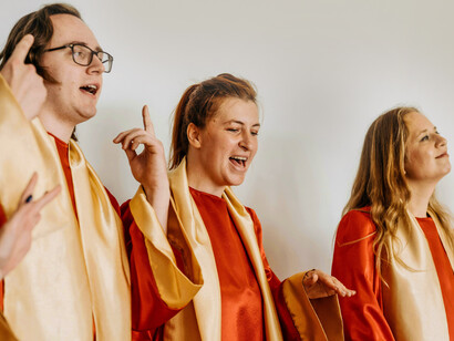 La intensidad de sus interpretaciones genera una conexión emocional única con el público, evocando esperanza y alegría