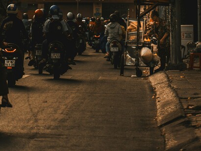 As desigualdades sócio-económicas, muito acentuadas em Moçambique, deram espaço para o surgimento de uma classe de indivíduos desfavorecidos que procuram todas as formas de sobreviver a esta asfixia económica e uma pobreza que aumenta dia pós dia, pois as políticas públicas não são eficientes ao ponto de trazer soluções concretas que possam eliminar ou reduzir os índices de desigualdades socio económica que perigam o tecido social moçambicano