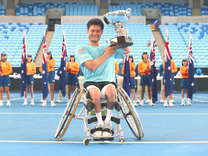 Shingo Kunieda levanta el trofeo del Australian Open en el año 2021