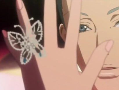 El vestido verde esmeralda y los accesorios cuidadosamente elegidos sellan la transformación de Yukari en una figura segura, capaz de habitar su propia imagen