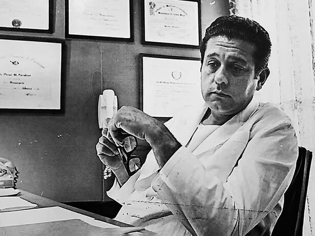 René Favaloro fue un cardiocirujano graduado de la Universidad Nacional de La Plata reconocido a nivel mundial por haber desarrollado el bypass coronario, técnica revolucionaria en la cirugía cardiovascular que permitió salvar millones de vidas y considerada uno de los inventos más importantes de la medicina contemporánea