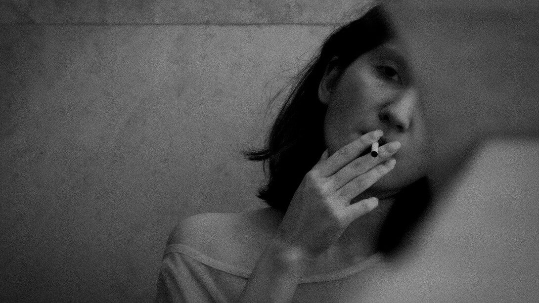 Le gustaba el sabor rasposo del tabaco que le escocía en la nariz y la garganta cuando inhalaba el humo