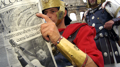 I Centurioni davanti al Colosseo