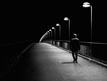 Caminar solo por la noche no siempre es la mejor opción